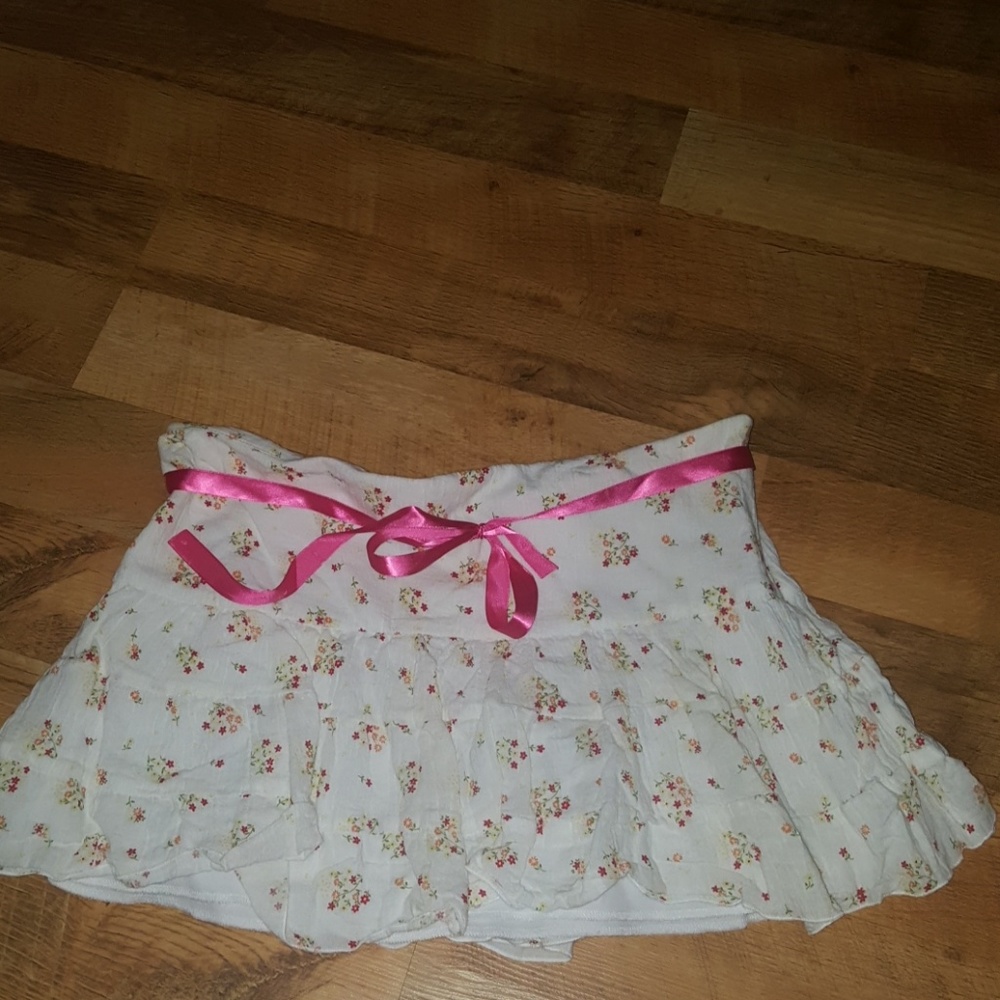Star City Juniors  Size 13 White Floral Skirt